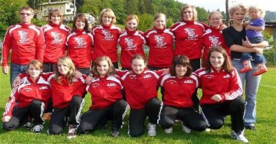Die Juniorinnen freuen sich über ihre neuen Trainingsanzüge!